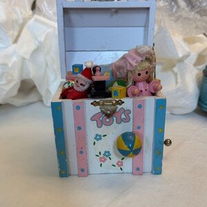 MUSIC BOX 1981 Enesco PLAYS Its A Small World